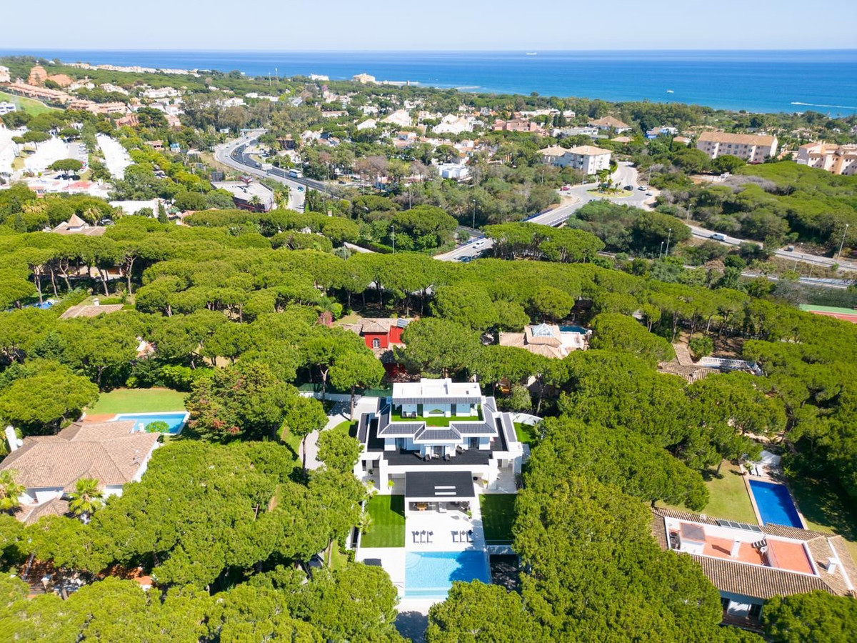 6 Bed Townhouse for sale in Las Chapas Costa Del Sol, Málaga, Spain