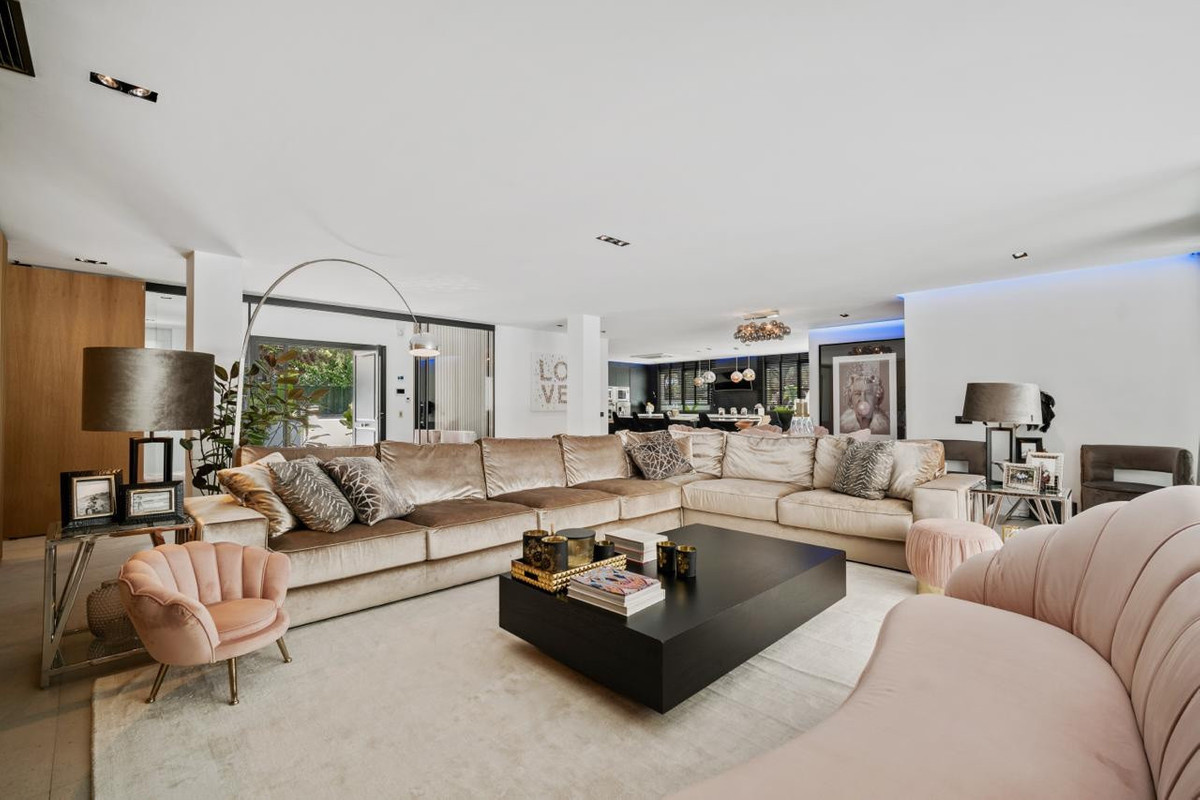 6 Bed Townhouse for sale in Las Chapas Costa Del Sol, Málaga, Spain