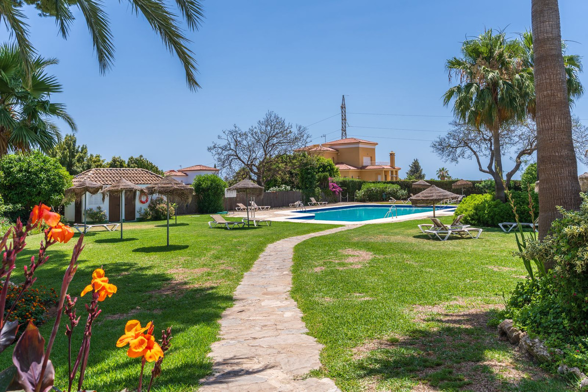 2 Bed Apartment for sale in Atalaya Costa Del Sol, Málaga, Spain
