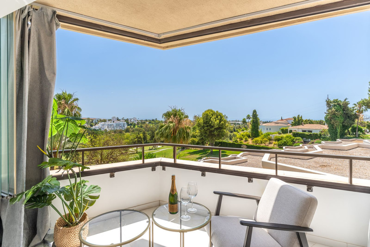 2 Bed Apartment for sale in Atalaya Costa Del Sol, Málaga, Spain