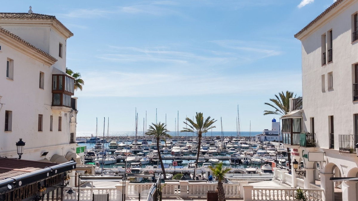 Commercial unit for sale in La Duquesa Costa Del Sol, Málaga, Spain