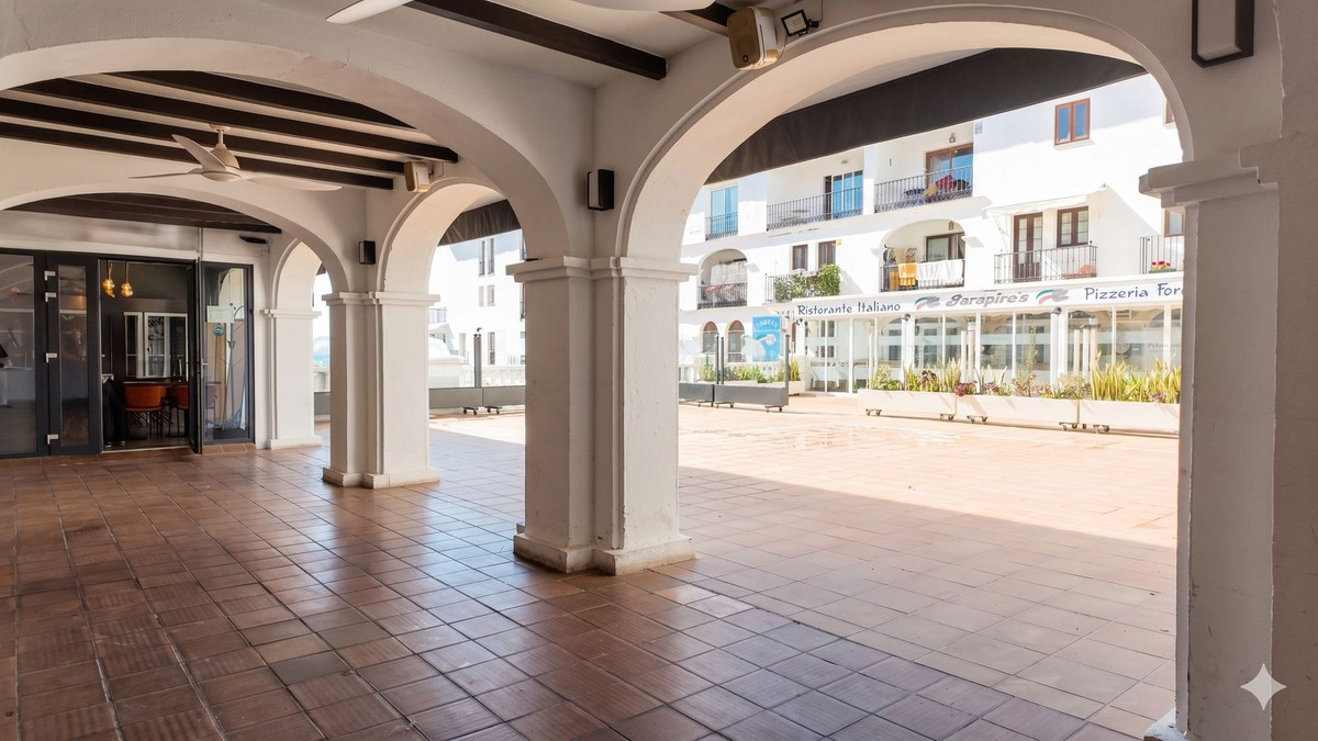 Commercial unit for sale in La Duquesa Costa Del Sol, Málaga, Spain