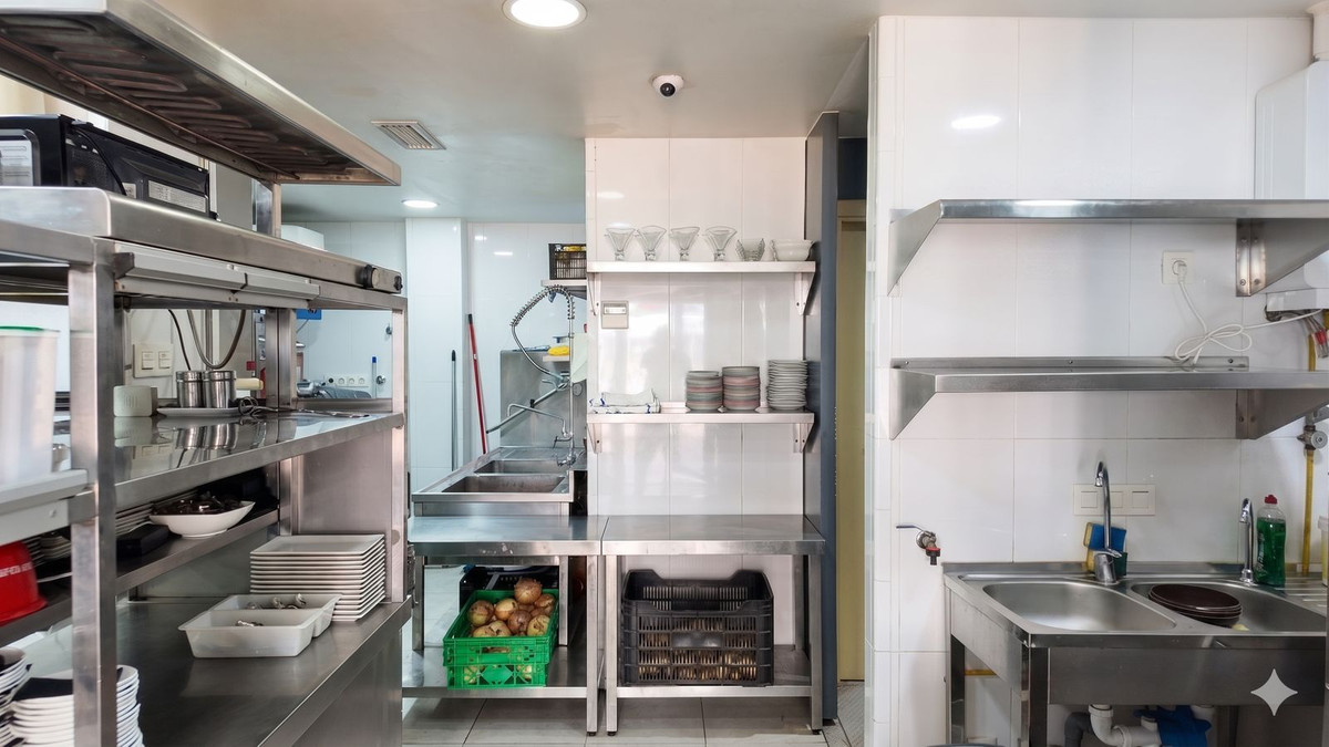 Commercial unit for sale in La Duquesa Costa Del Sol, Málaga, Spain