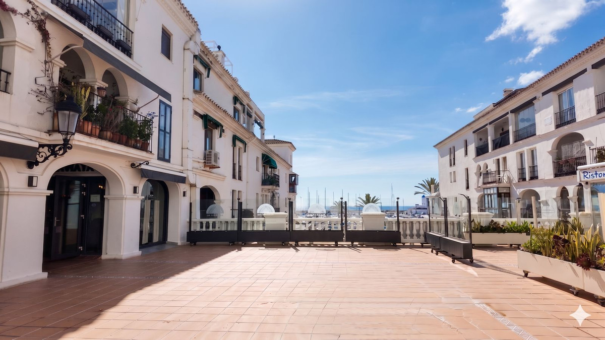 Commercial unit for sale in La Duquesa Costa Del Sol, Málaga, Spain