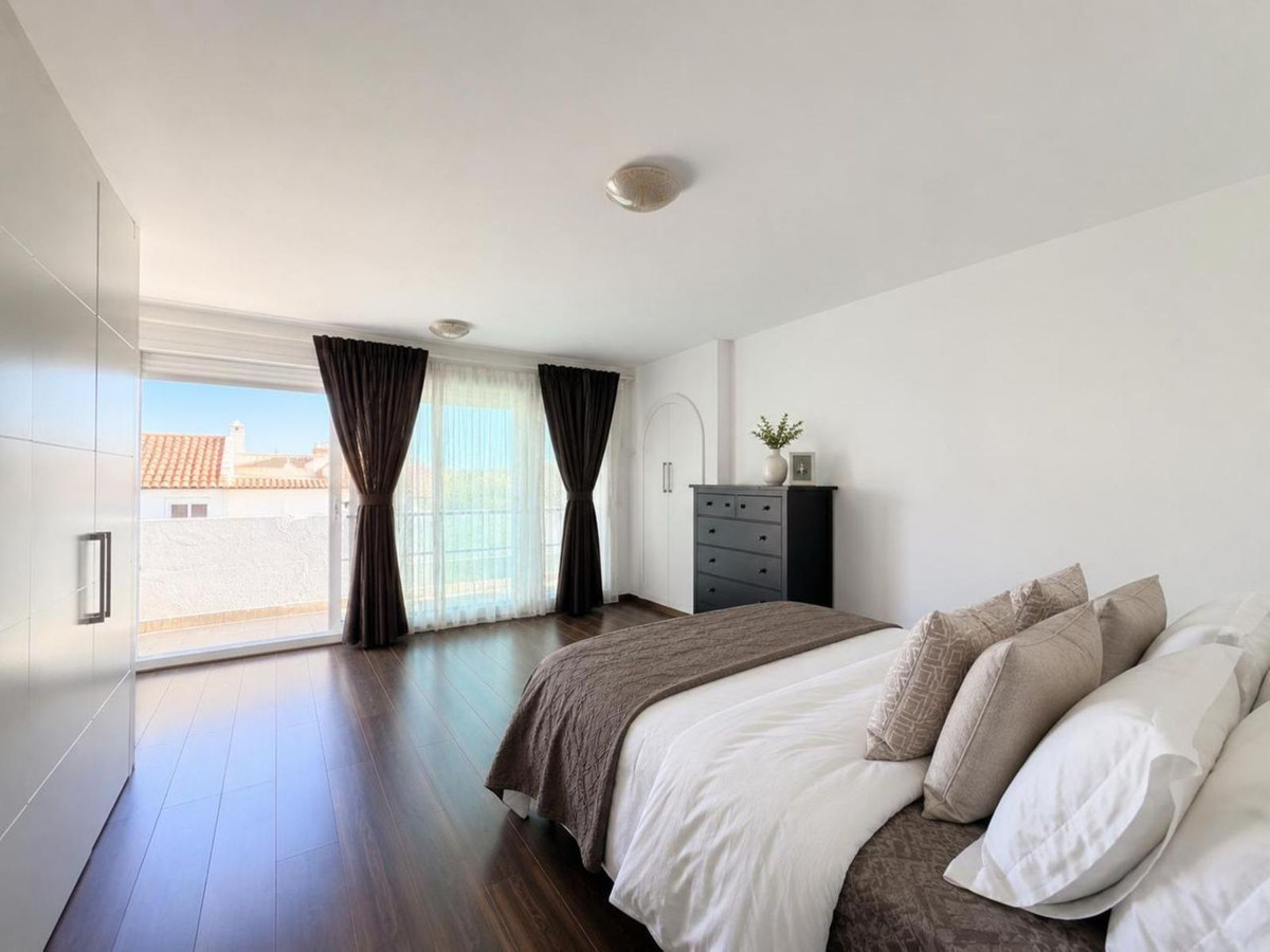 3 Bed Apartment for sale in Estepona Costa Del Sol, Málaga, Spain