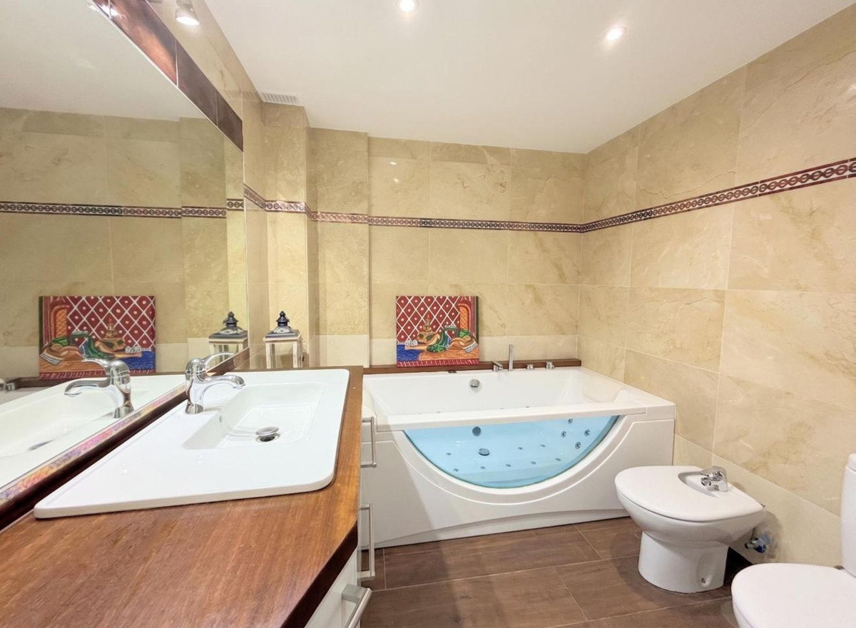 3 Bed Apartment for sale in Estepona Costa Del Sol, Málaga, Spain