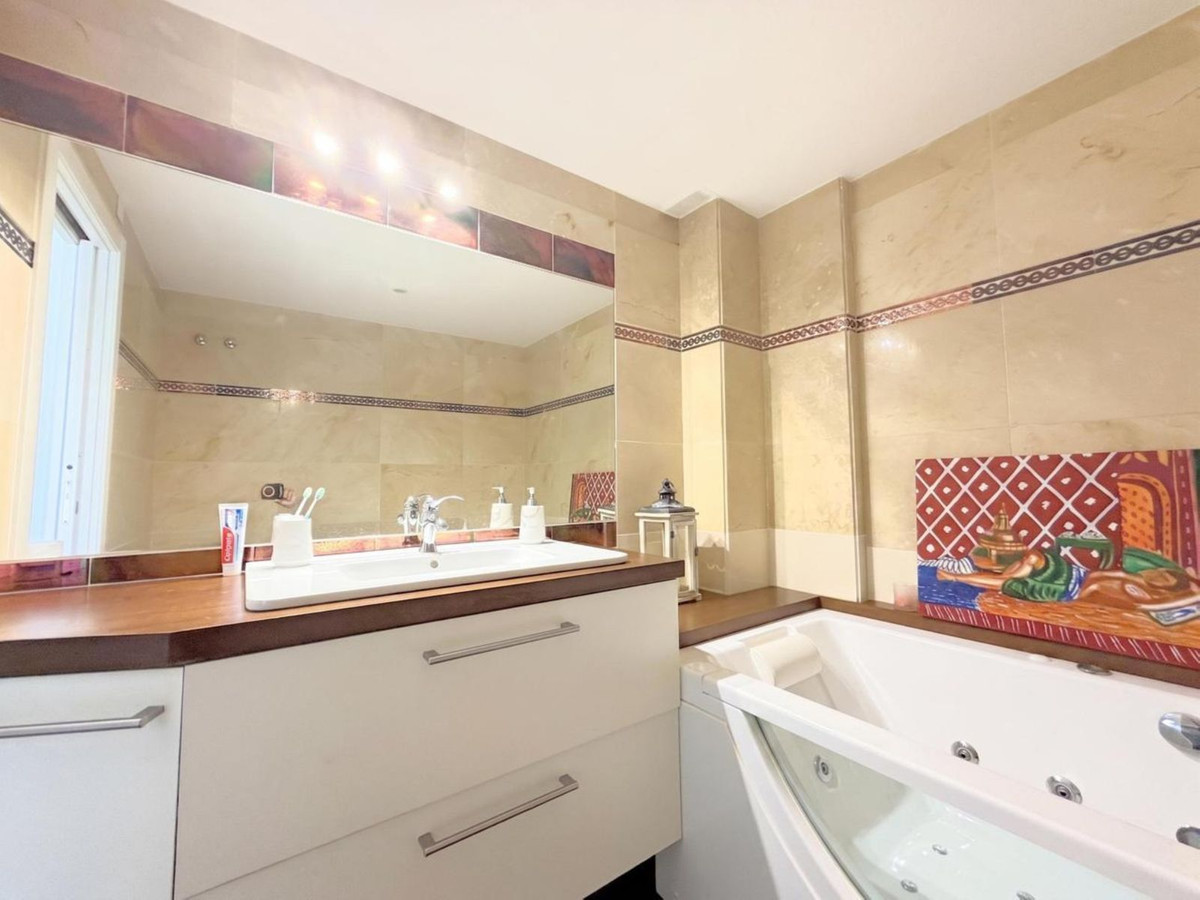 3 Bed Apartment for sale in Estepona Costa Del Sol, Málaga, Spain