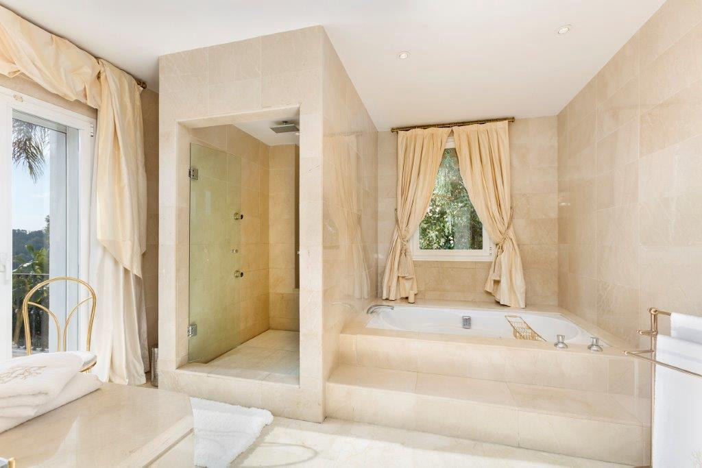 5 Bed Townhouse for sale in La Quinta Costa Del Sol, Málaga, Spain