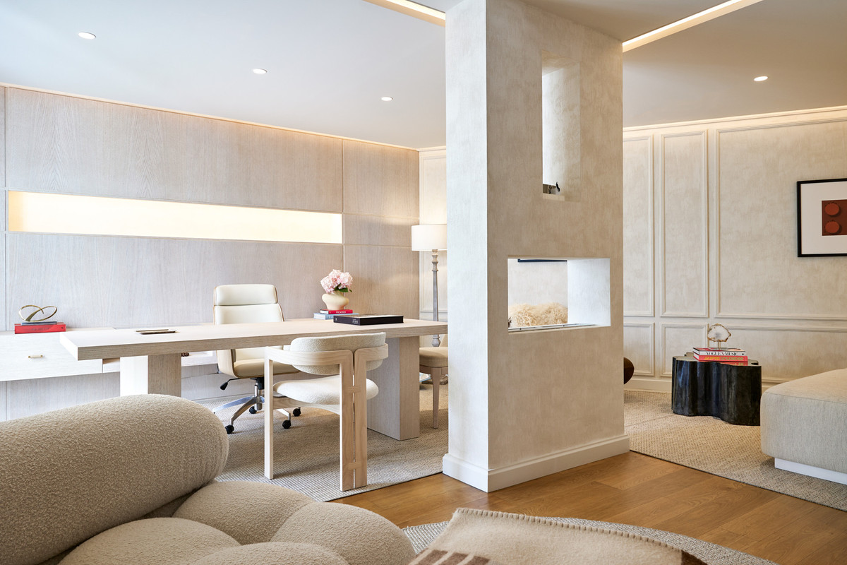 6 Bed Commercial unit for sale in Nueva Andalucía Costa Del Sol, Málaga, Spain