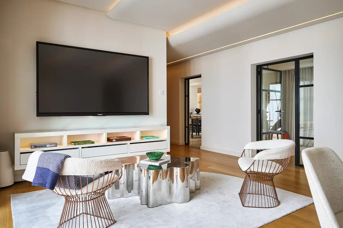 6 Bed Commercial unit for sale in Nueva Andalucía Costa Del Sol, Málaga, Spain