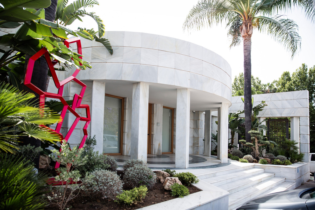 6 Bed Commercial unit for sale in Nueva Andalucía Costa Del Sol, Málaga, Spain
