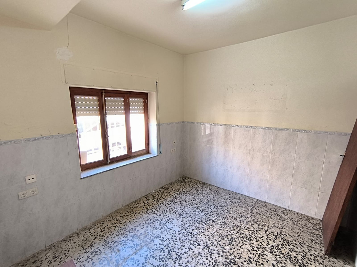 6 Bed Townhouse for sale in Pinoso Costa Blanca, Alicante, Spain