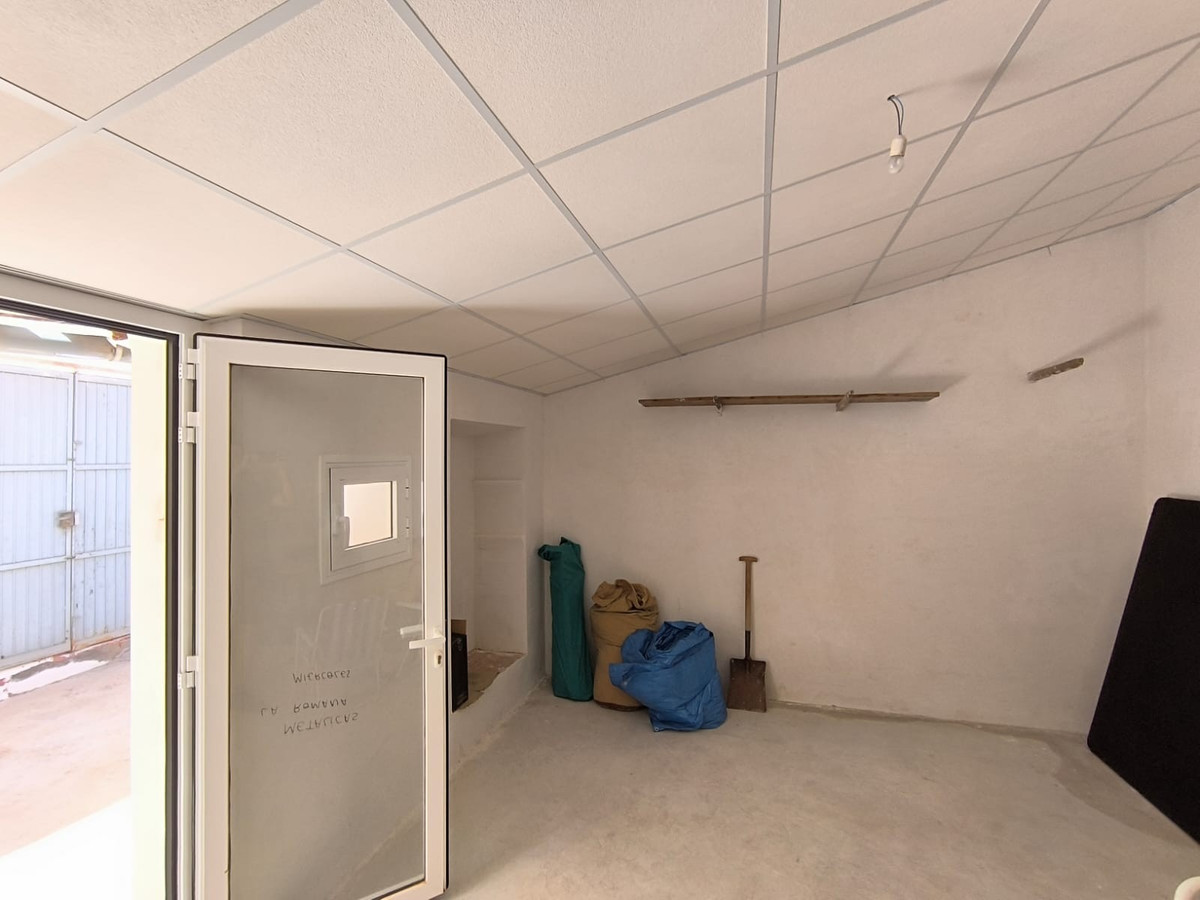 6 Bed Townhouse for sale in Pinoso Costa Blanca, Alicante, Spain
