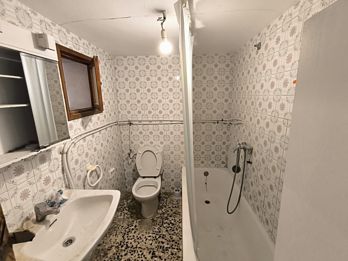 6 Bed Townhouse for sale in Pinoso Costa Blanca, Alicante, Spain