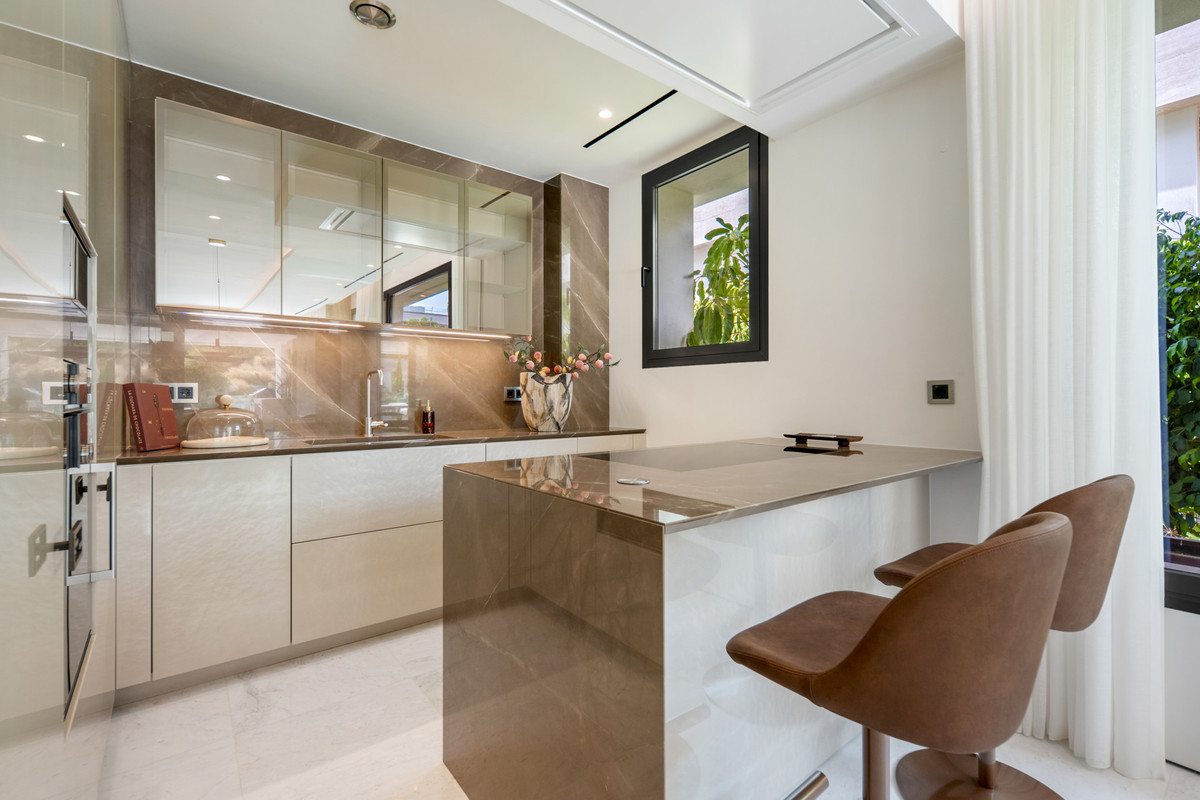 4 Bed Apartment for sale in The Golden Mile Costa Del Sol, Málaga, Spain