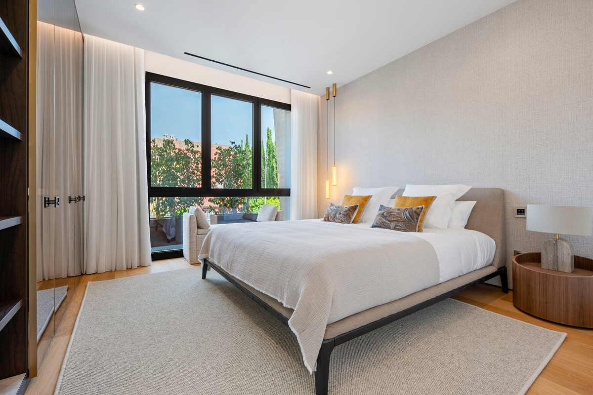4 Bed Apartment for sale in The Golden Mile Costa Del Sol, Málaga, Spain