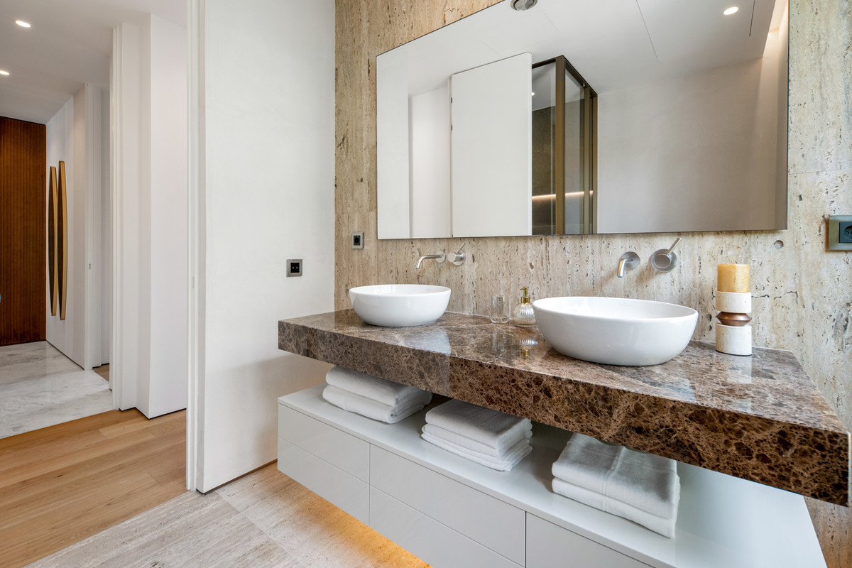 4 Bed Apartment for sale in The Golden Mile Costa Del Sol, Málaga, Spain