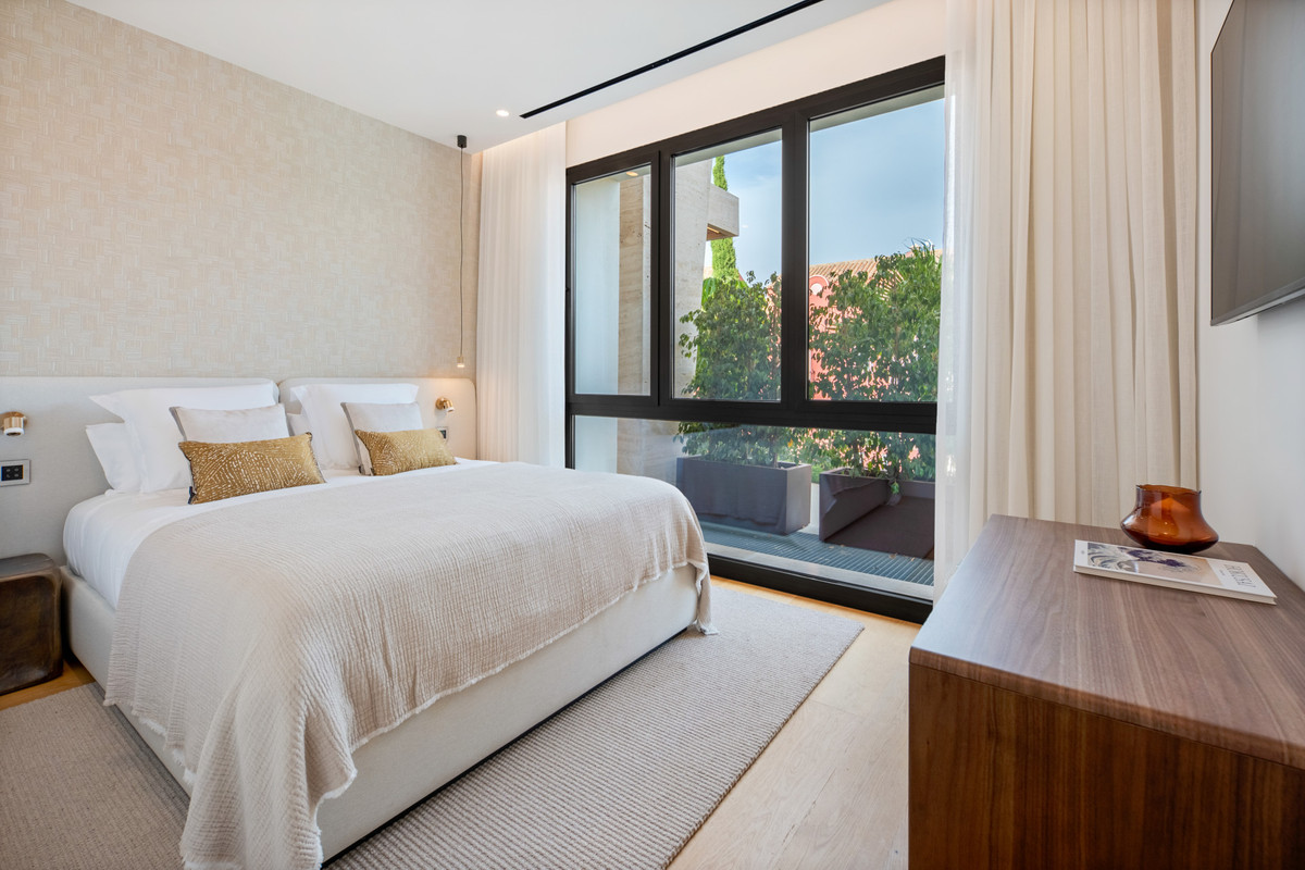 4 Bed Apartment for sale in The Golden Mile Costa Del Sol, Málaga, Spain