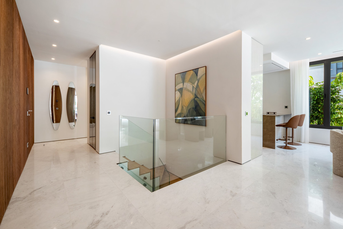 4 Bed Apartment for sale in The Golden Mile Costa Del Sol, Málaga, Spain