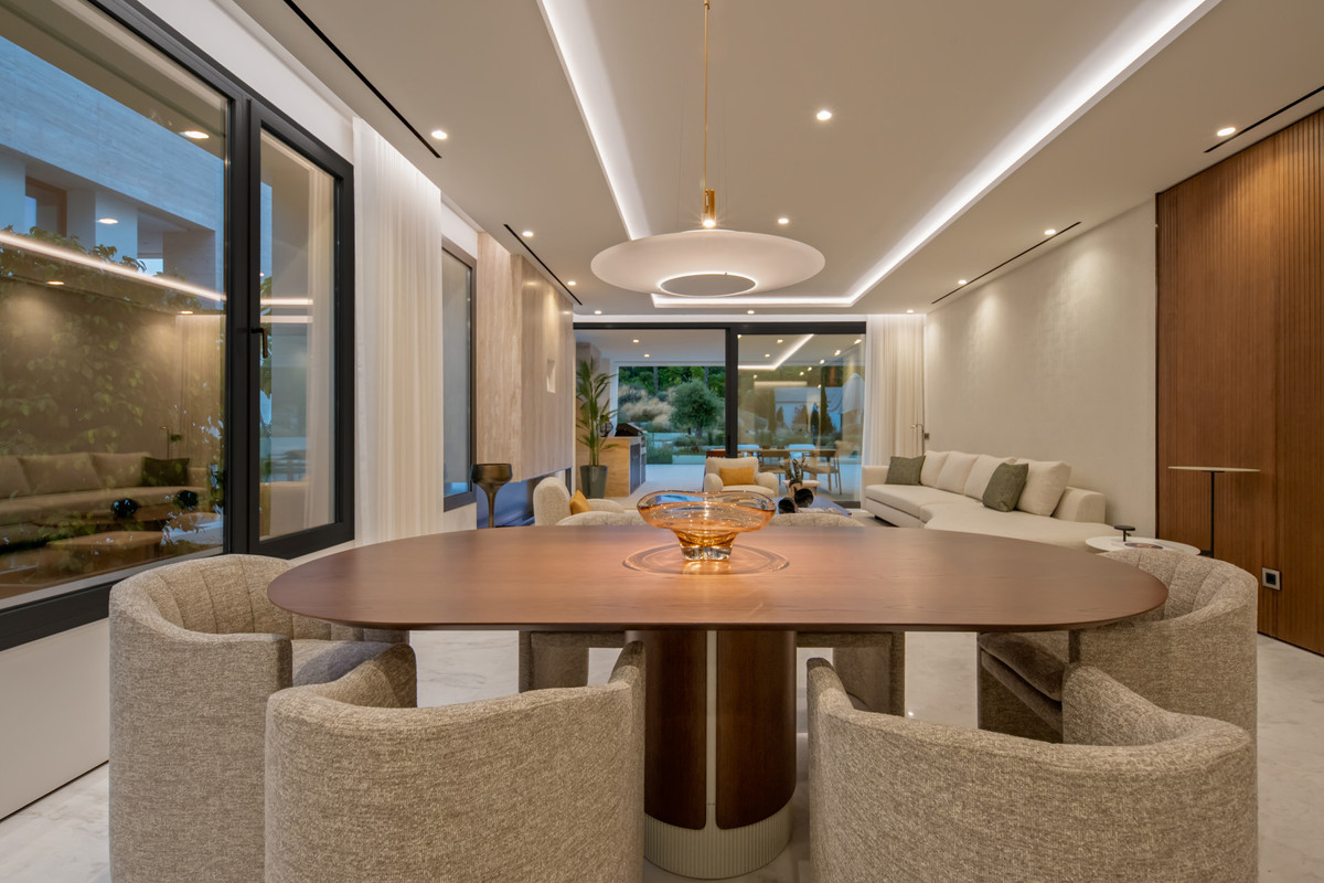 4 Bed Apartment for sale in The Golden Mile Costa Del Sol, Málaga, Spain