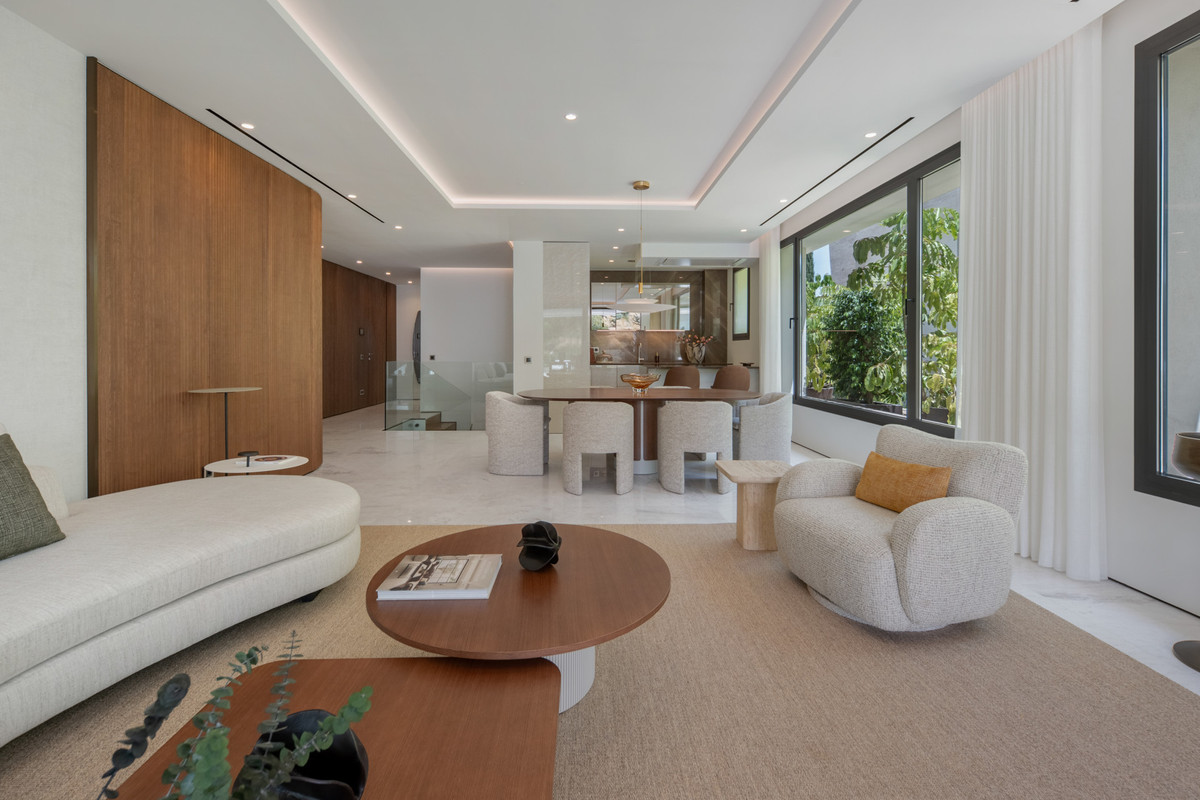 4 Bed Apartment for sale in The Golden Mile Costa Del Sol, Málaga, Spain