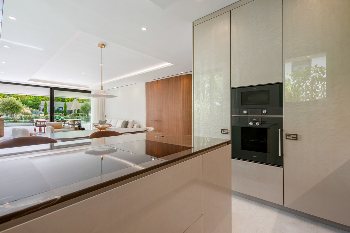 4 Bed Apartment for sale in The Golden Mile Costa Del Sol, Málaga, Spain