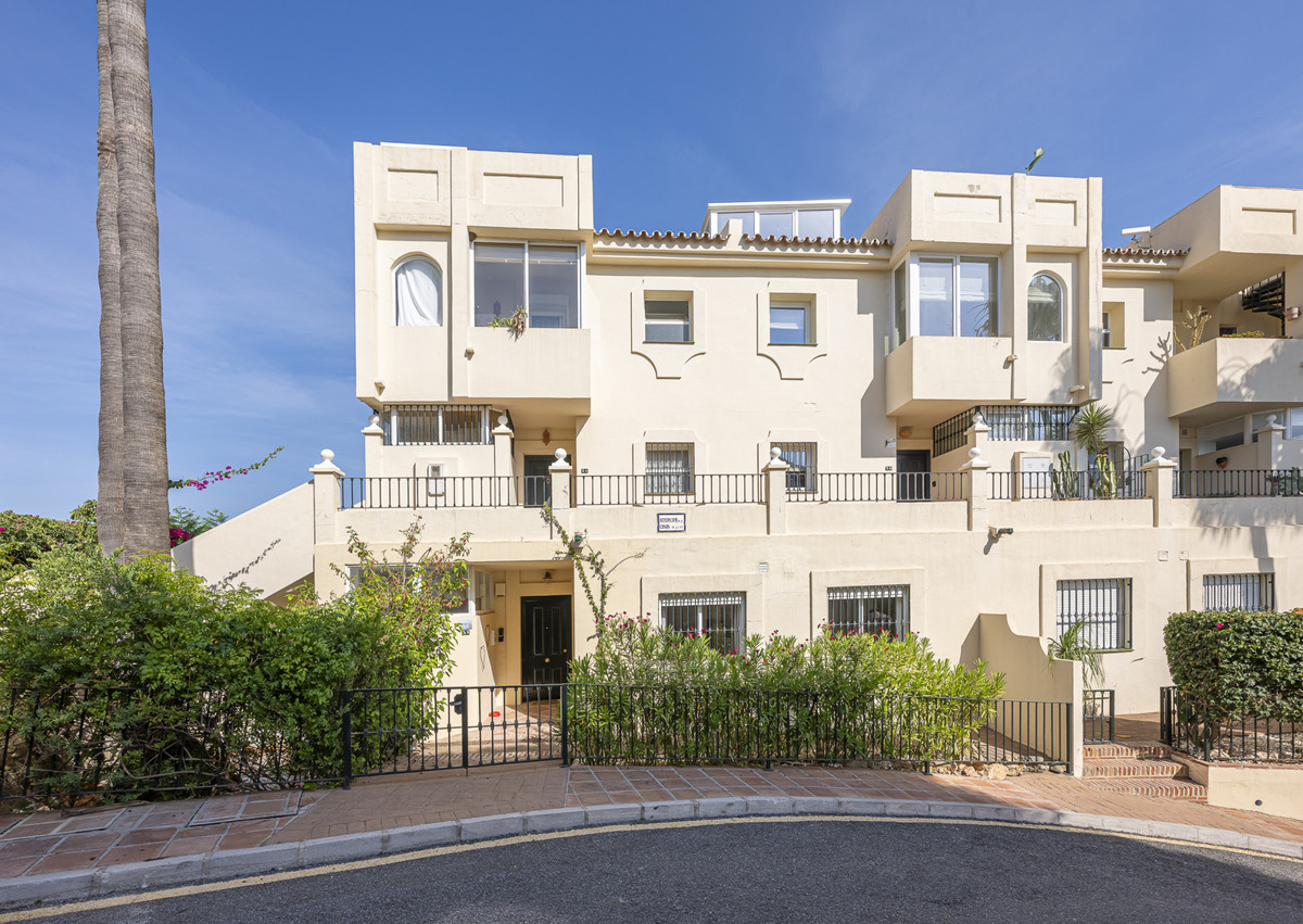 3 Bed Apartment for sale in Benahavís Costa Del Sol, Málaga, Spain