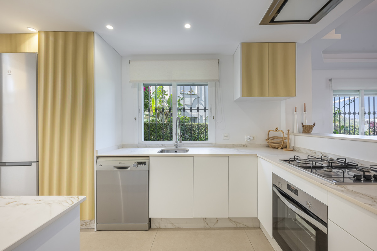 3 Bed Apartment for sale in Benahavís Costa Del Sol, Málaga, Spain