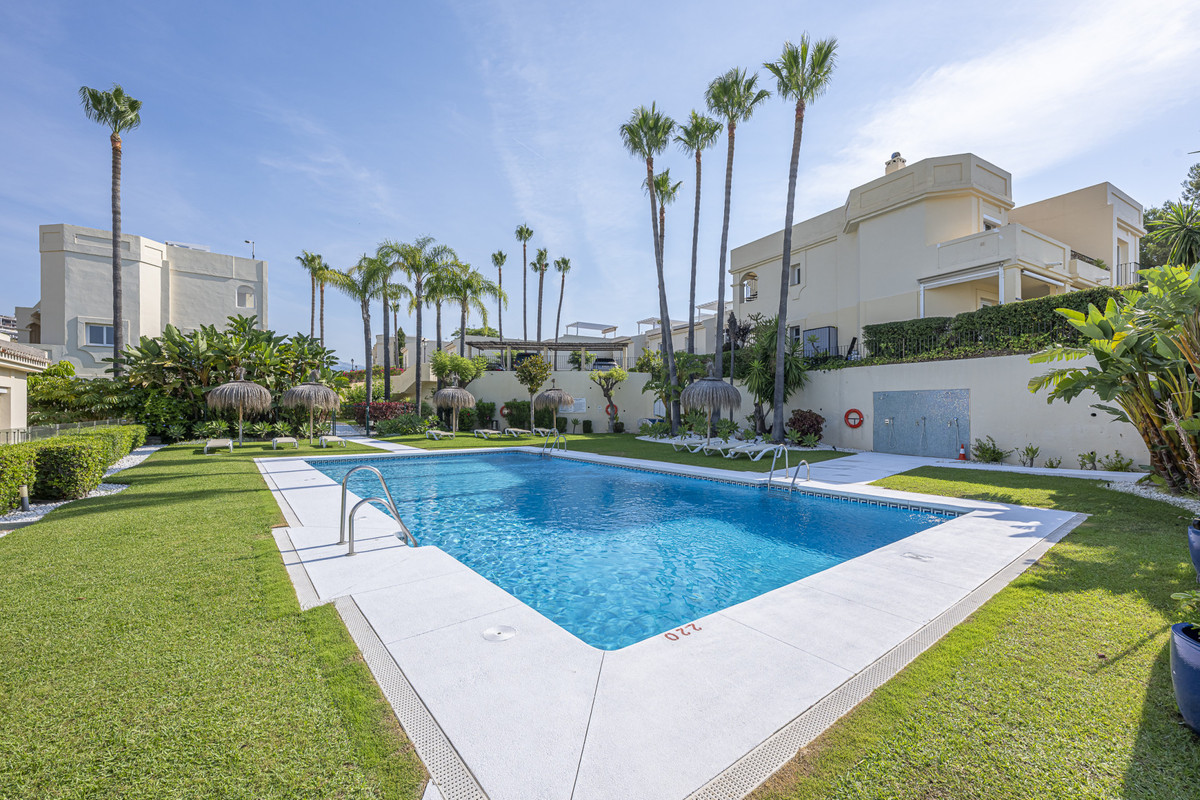 3 Bed Apartment for sale in Benahavís Costa Del Sol, Málaga, Spain