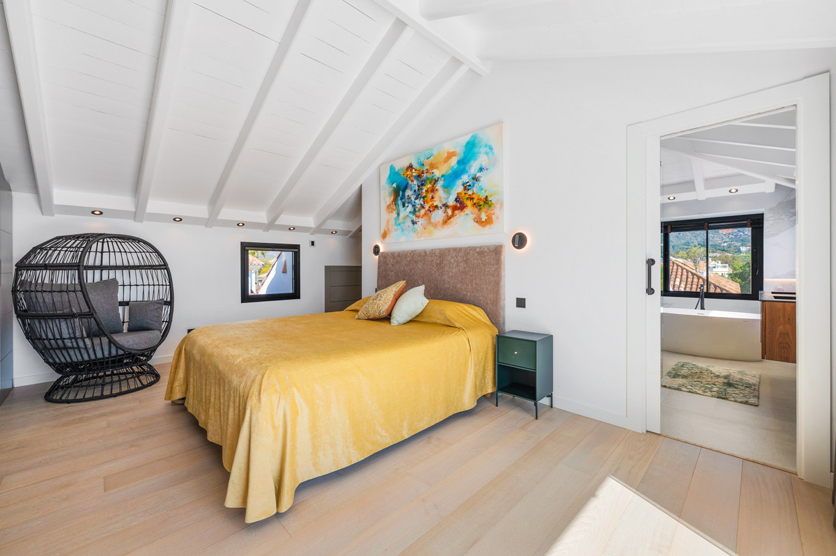 3 Bed Apartment for sale in The Golden Mile Costa Del Sol, Málaga, Spain