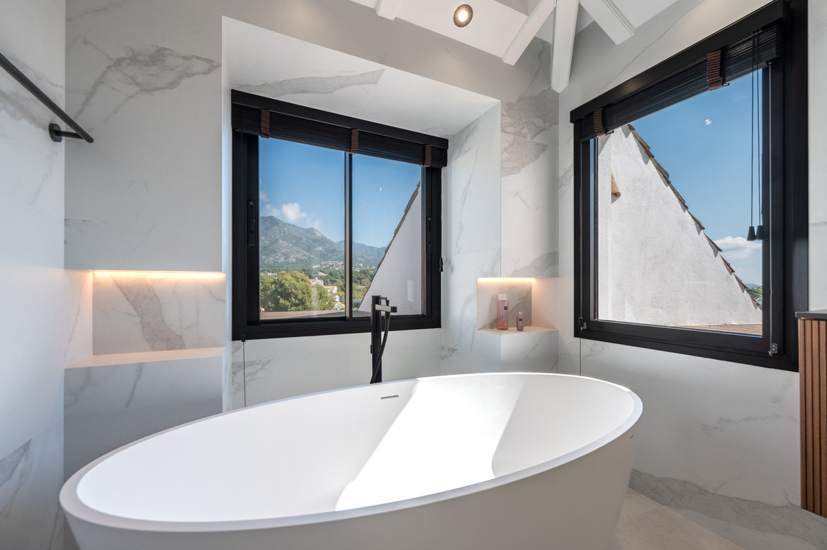 3 Bed Apartment for sale in The Golden Mile Costa Del Sol, Málaga, Spain