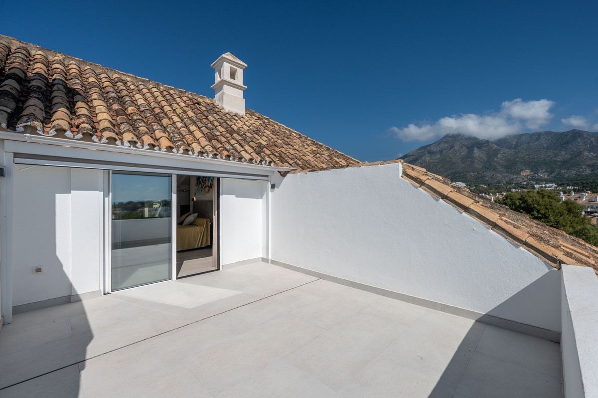 3 Bed Apartment for sale in The Golden Mile Costa Del Sol, Málaga, Spain