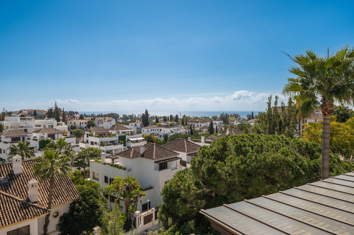 3 Bed Apartment for sale in The Golden Mile Costa Del Sol, Málaga, Spain