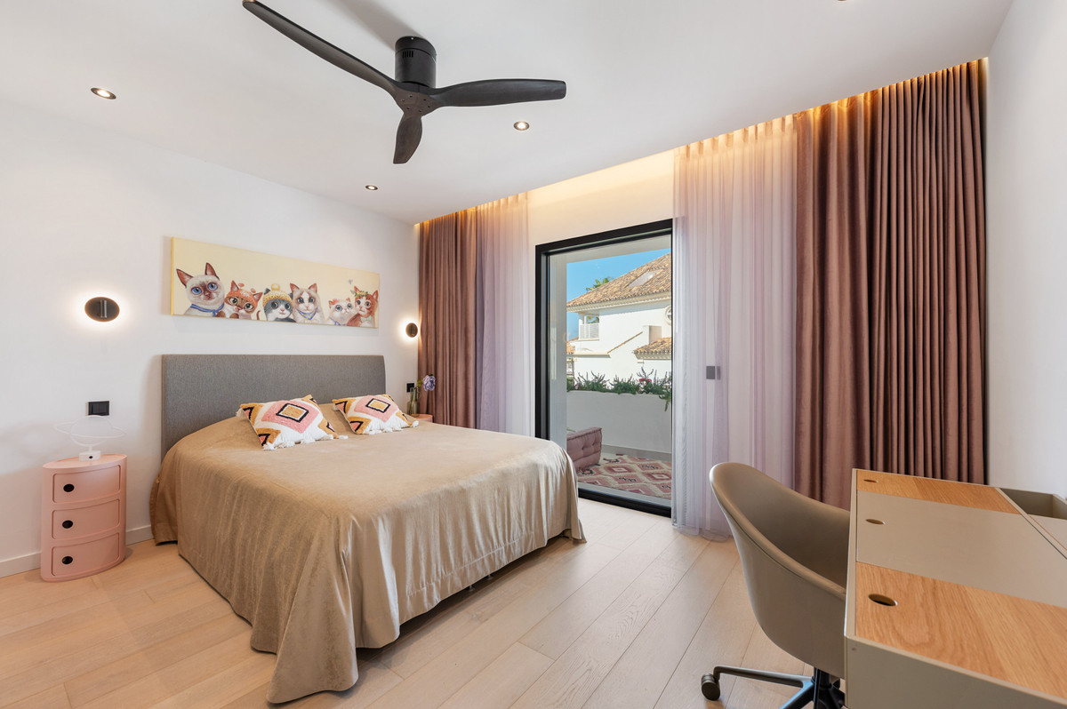 3 Bed Apartment for sale in The Golden Mile Costa Del Sol, Málaga, Spain
