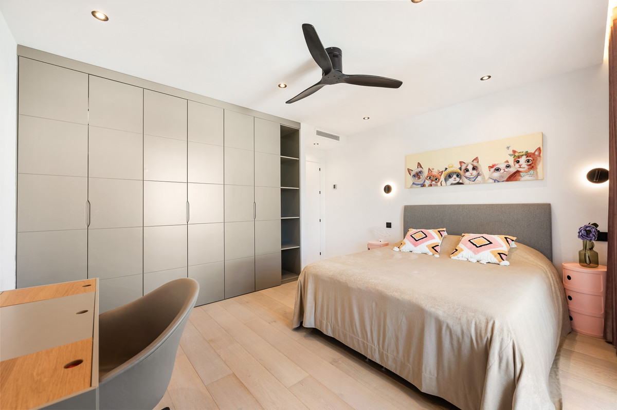 3 Bed Apartment for sale in The Golden Mile Costa Del Sol, Málaga, Spain