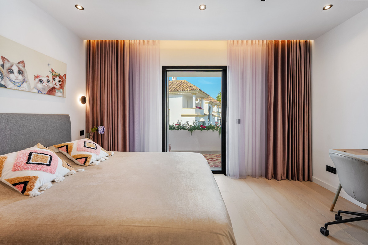 3 Bed Apartment for sale in The Golden Mile Costa Del Sol, Málaga, Spain
