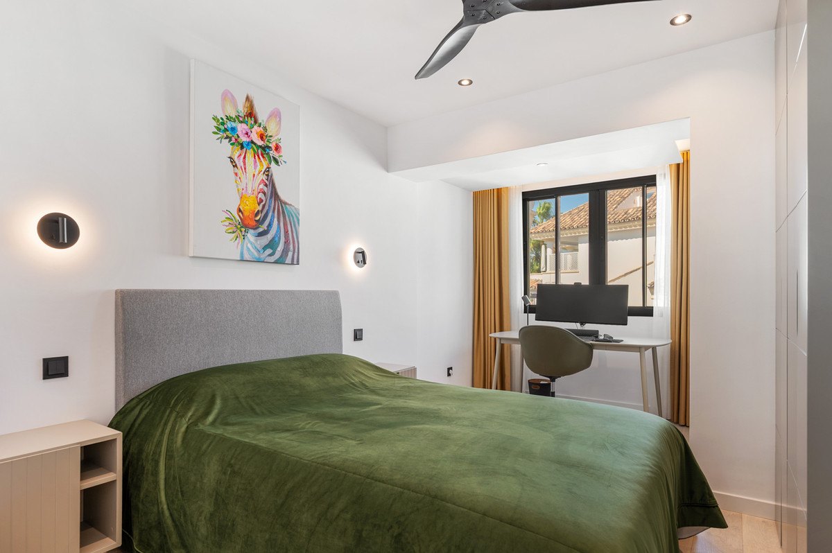 3 Bed Apartment for sale in The Golden Mile Costa Del Sol, Málaga, Spain