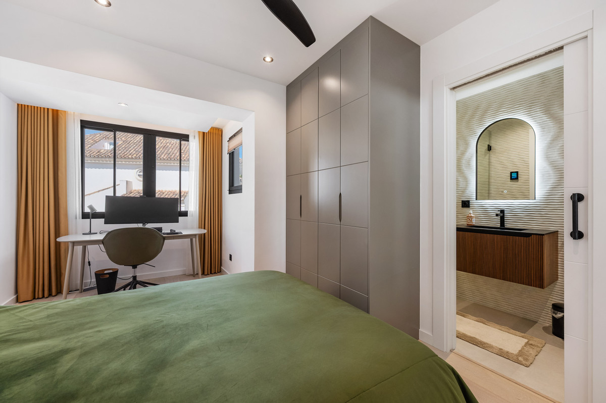 3 Bed Apartment for sale in The Golden Mile Costa Del Sol, Málaga, Spain