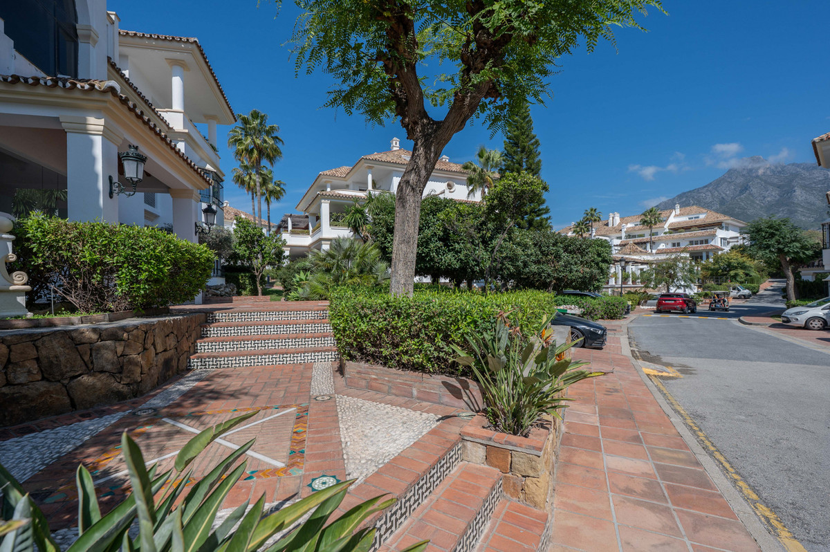 3 Bed Apartment for sale in The Golden Mile Costa Del Sol, Málaga, Spain
