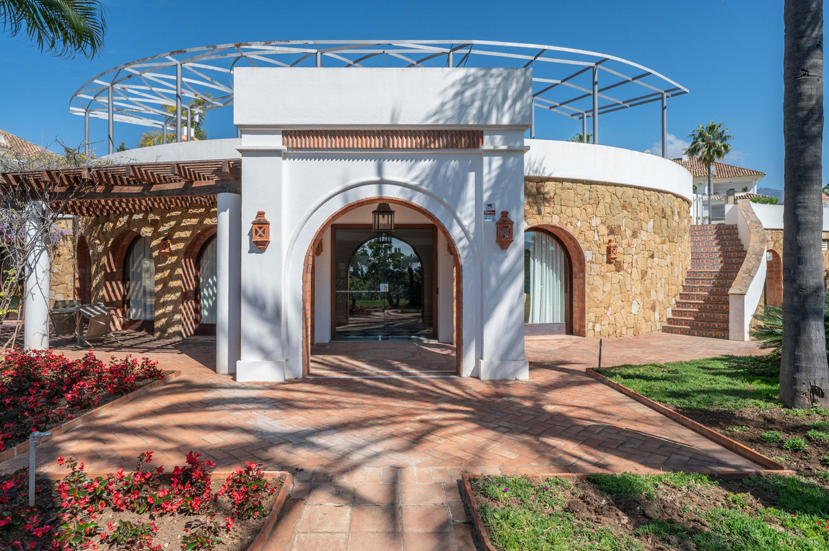 3 Bed Apartment for sale in The Golden Mile Costa Del Sol, Málaga, Spain