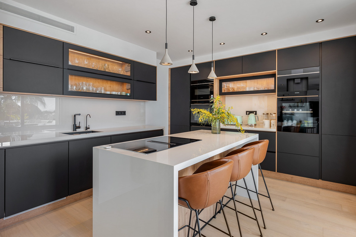 3 Bed Apartment for sale in The Golden Mile Costa Del Sol, Málaga, Spain