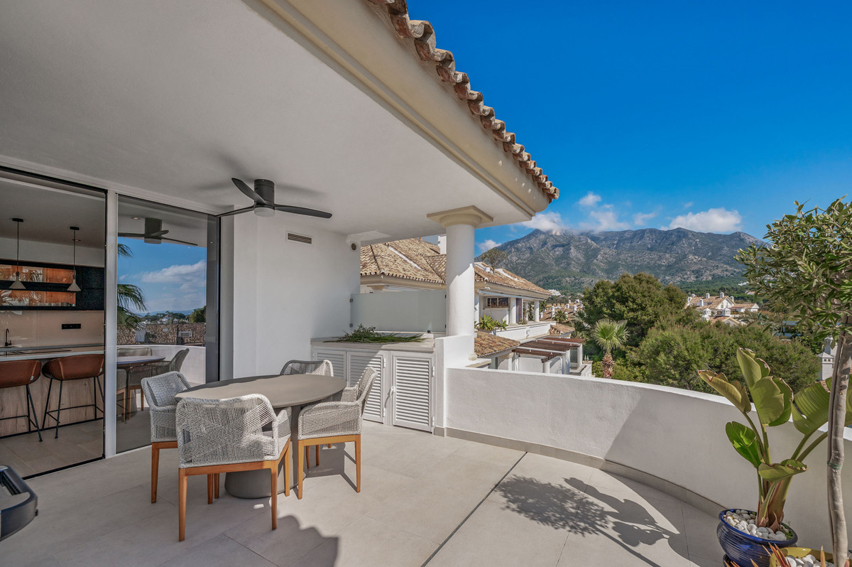 3 Bed Apartment for sale in The Golden Mile Costa Del Sol, Málaga, Spain