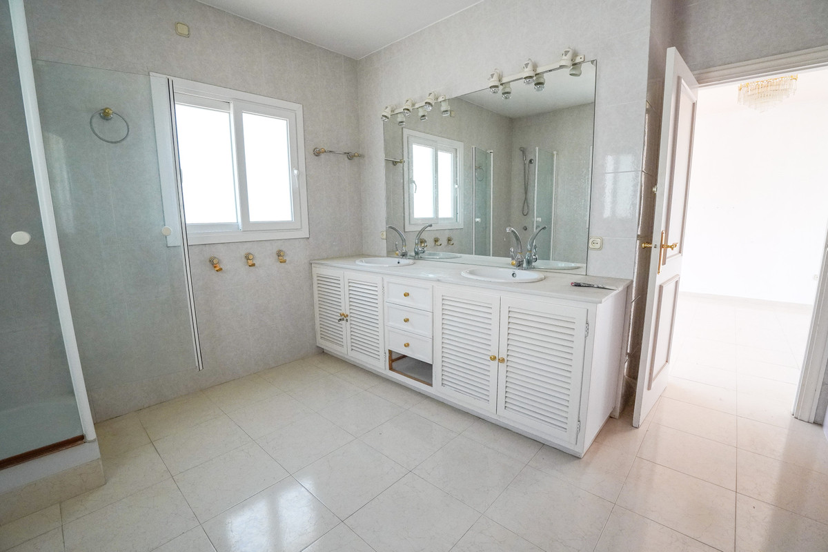 4 Bed Townhouse for sale in Nueva Andalucía Costa Del Sol, Málaga, Spain