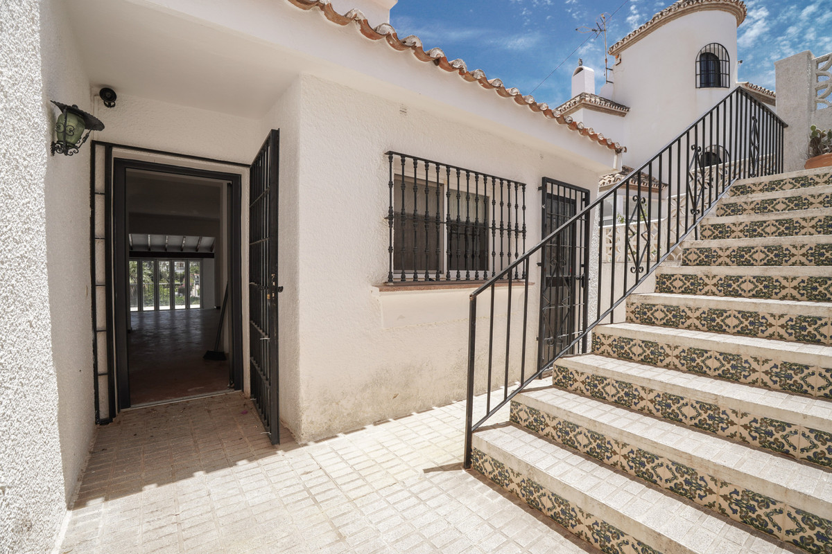 4 Bed Townhouse for sale in Nueva Andalucía Costa Del Sol, Málaga, Spain