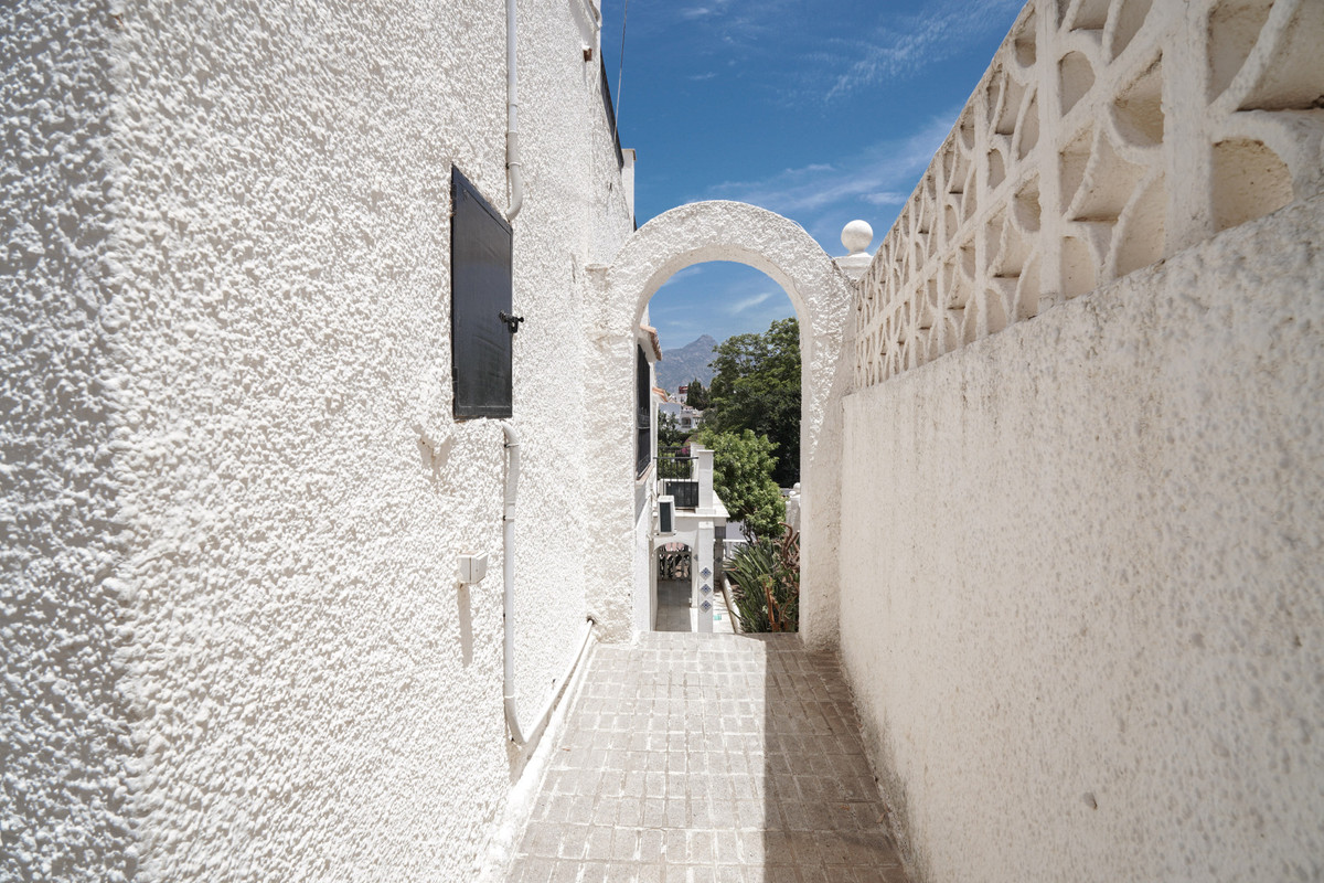 4 Bed Townhouse for sale in Nueva Andalucía Costa Del Sol, Málaga, Spain