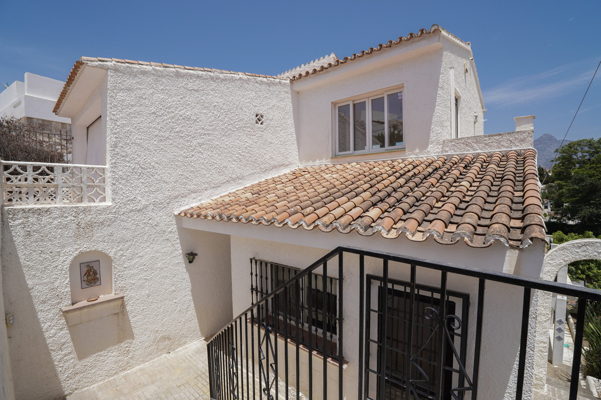 4 Bed Townhouse for sale in Nueva Andalucía Costa Del Sol, Málaga, Spain