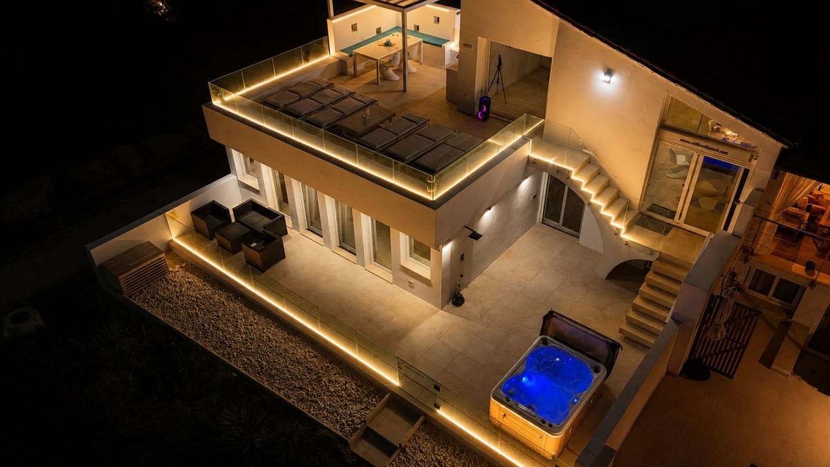 4 Bed Townhouse for sale in Estepona Costa Del Sol, Málaga, Spain