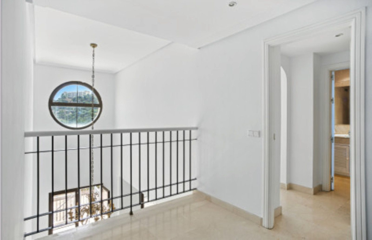 4 Bed Townhouse for sale in Benahavís Costa Del Sol, Málaga, Spain