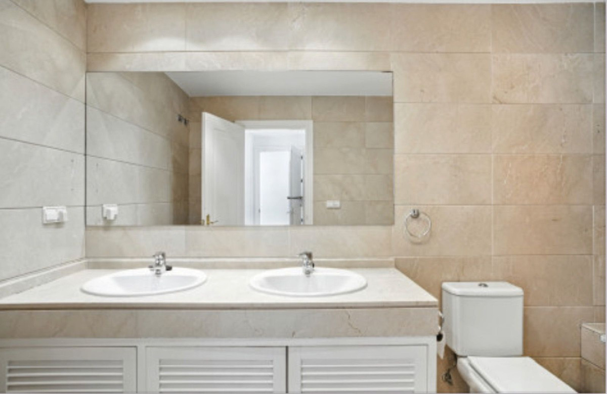 4 Bed Townhouse for sale in Benahavís Costa Del Sol, Málaga, Spain