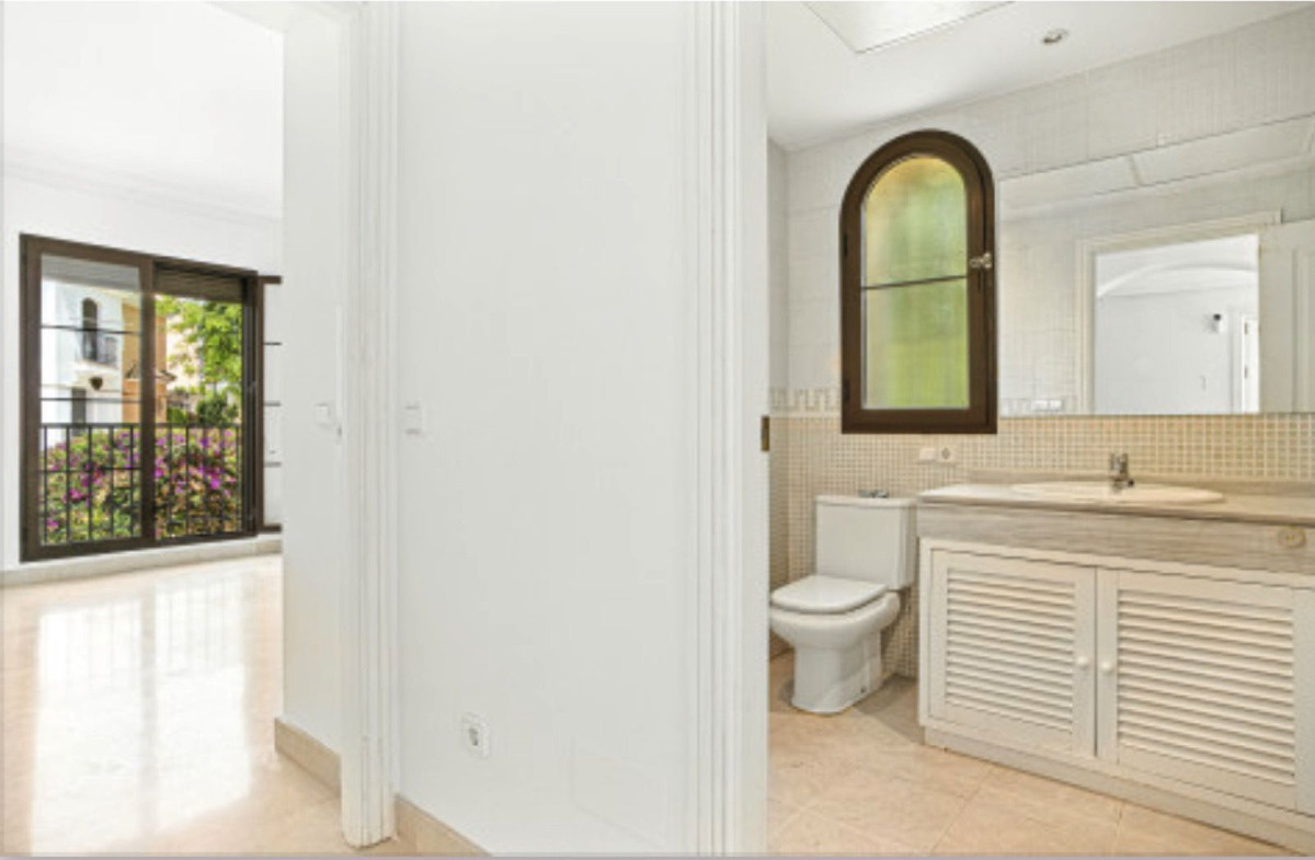 4 Bed Townhouse for sale in Benahavís Costa Del Sol, Málaga, Spain